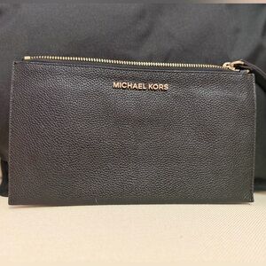 NWOT! Michael Kors Large Pebble Leather Zip Wristlet/Clutch-Black/Gold
